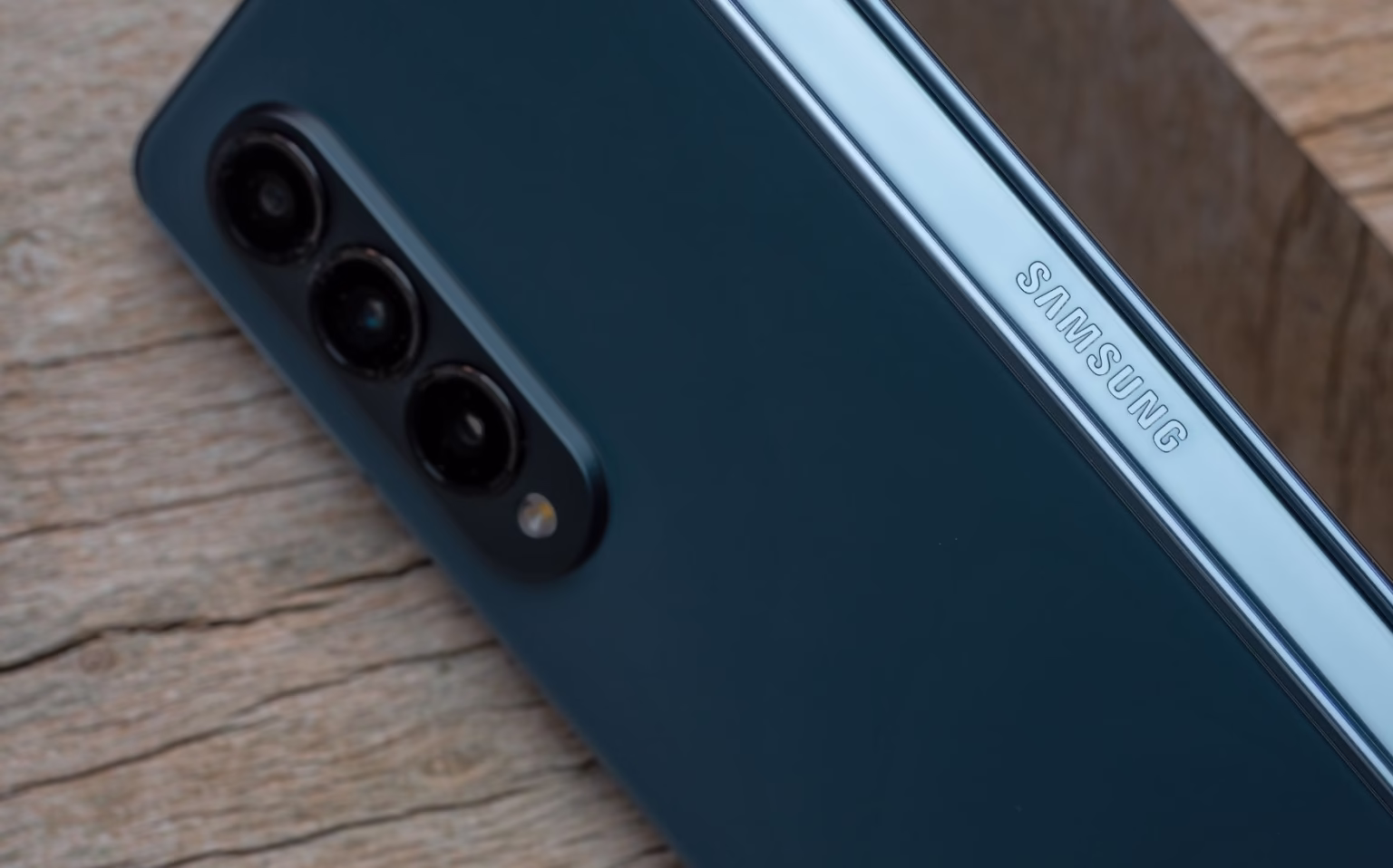 Galaxy Z Fold8 to Get Crease-Free Display First