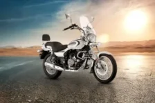 Bajaj Avenger 220 Street
